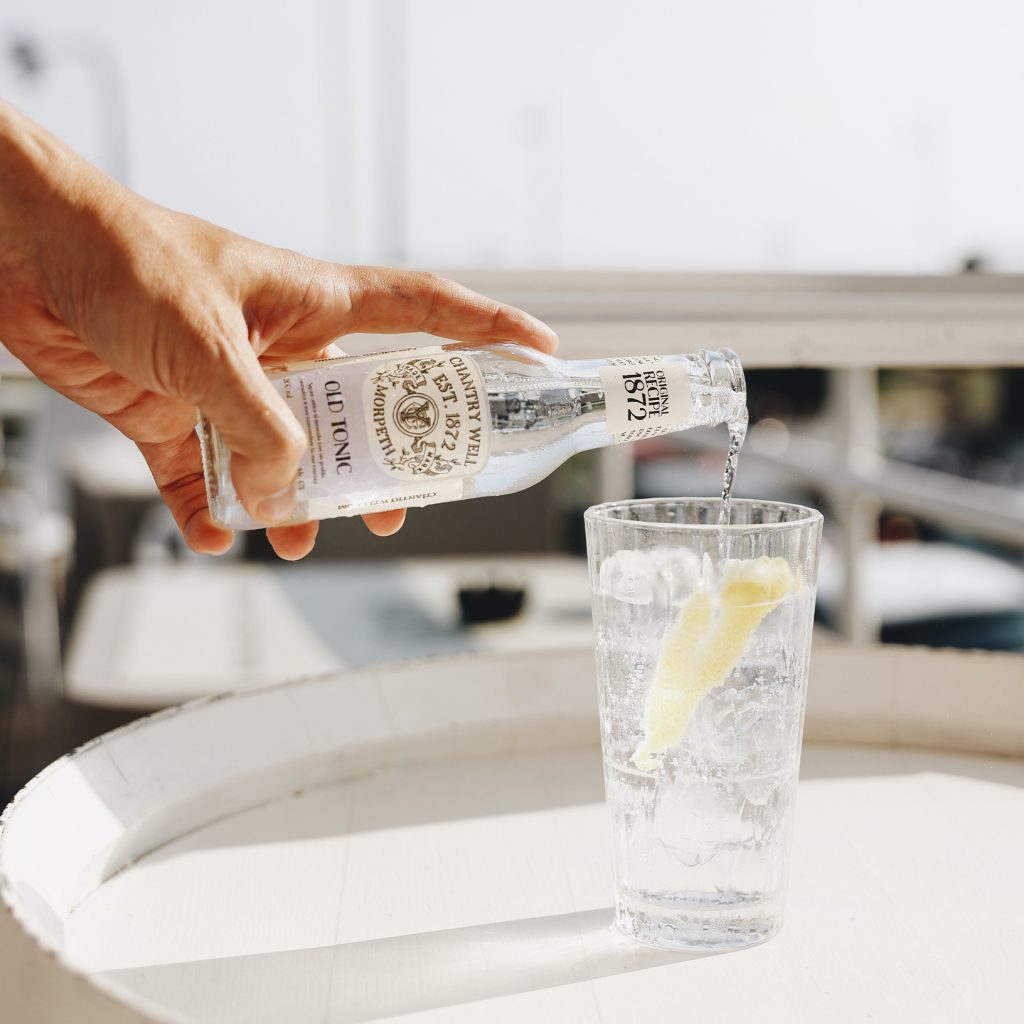 Old Tonic di Chantry Well servita in un bicchiere con scorza di limone.