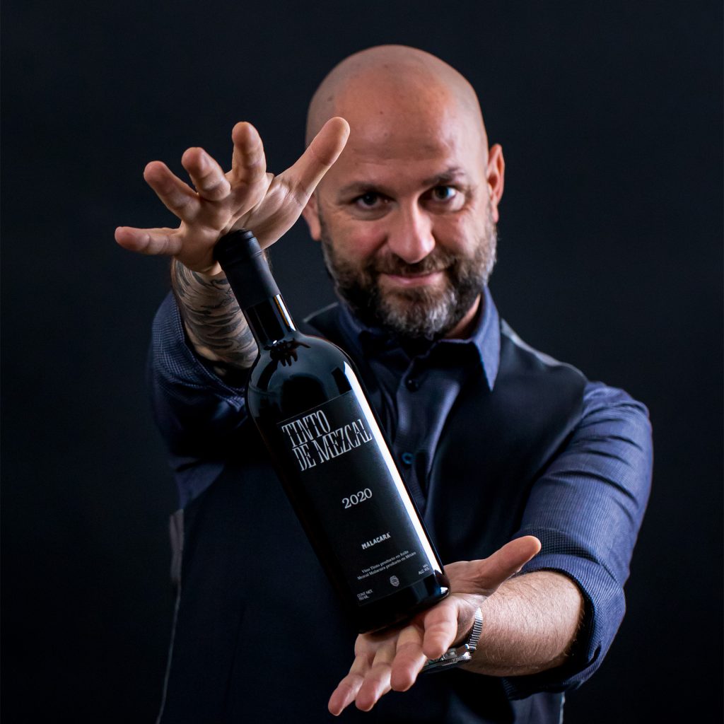 Alessio Melia presenta una bottiglia di Tinto de Mezcal