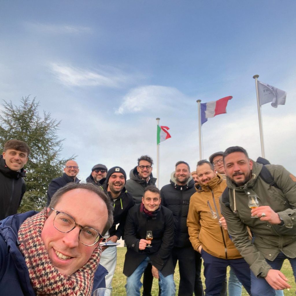 Gruppo di agenti di 1492 Coloniale Group in visita alla tenuta Réviseur a Cognac, Francia, durante un viaggio immersivo nel mondo del Cognac