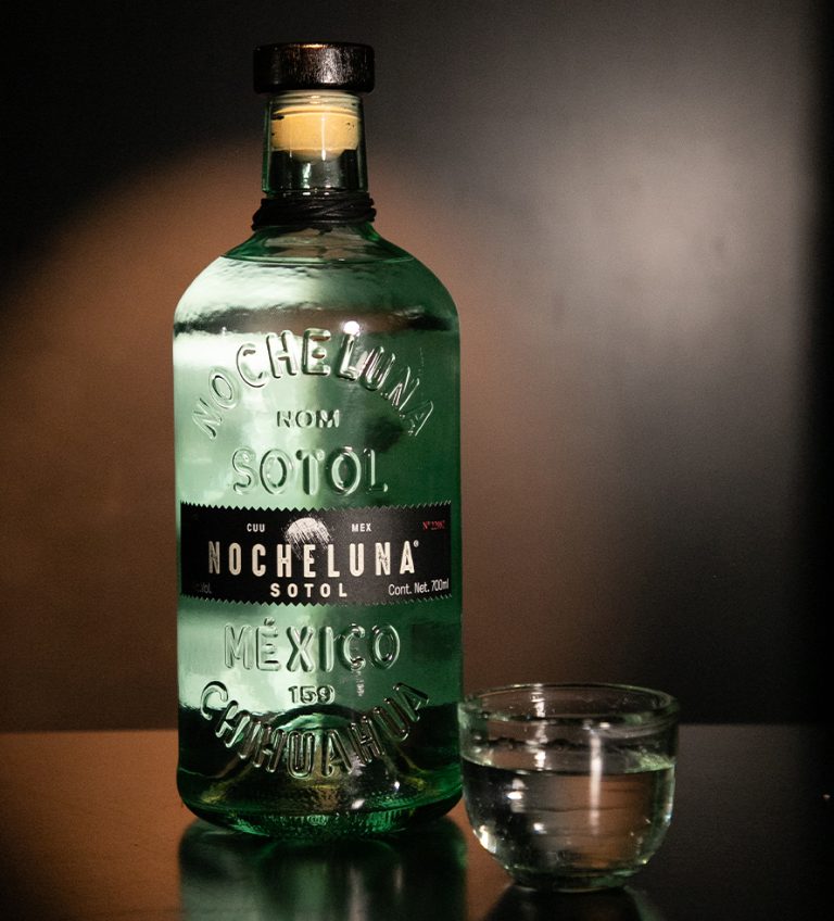 Bottiglia di Nocheluna con coppa di servizio