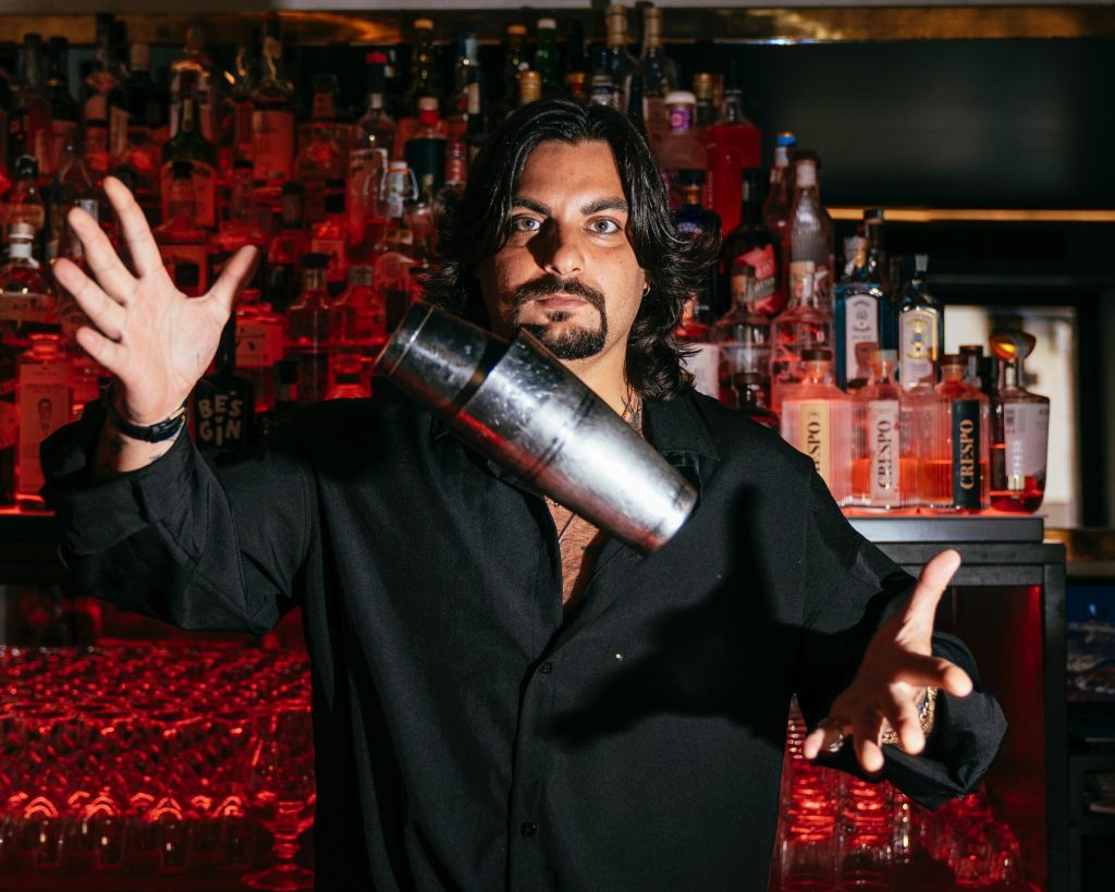 Francesco De Rose barman di Chandelier_Napoli